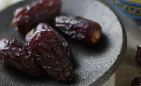 تصویر 1 از خرما مضافتی یک کیلویی با بسته بندی جمع و جور و کیفیت ایده آل